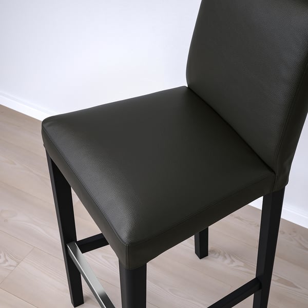 Barstol i svart läder med vadderad sits och ryggstöd, robust metallram, perfekt för komfort.