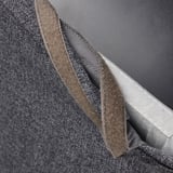 Närbild på det grå barstolsöverdraget BERGMUND med dragkedja och avtagbart, tvättbart tyg.