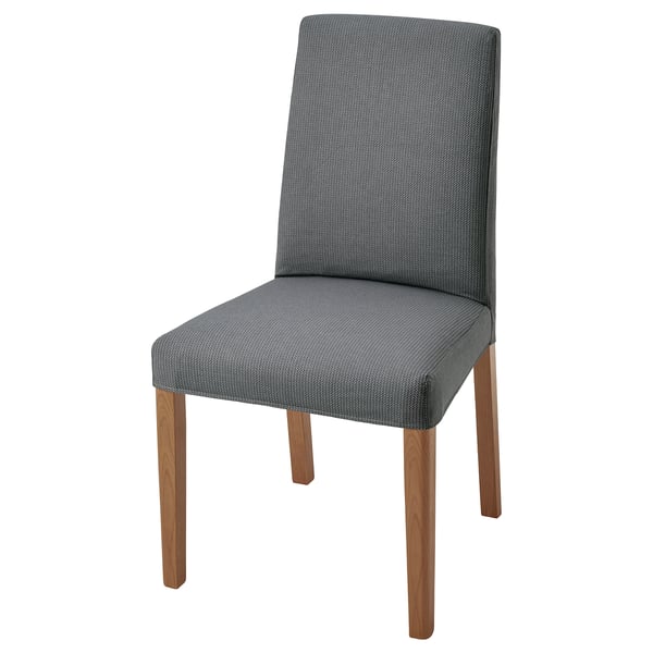 En BERGMUND stol med grått tyg och träben som erbjuder en elegant design och bekväma sittplatser.