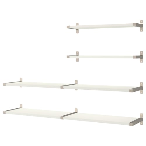 Fyra vita vägghyllor med metallfästen i en ren, minimalistisk design, perfekt för anpassad förvaring.