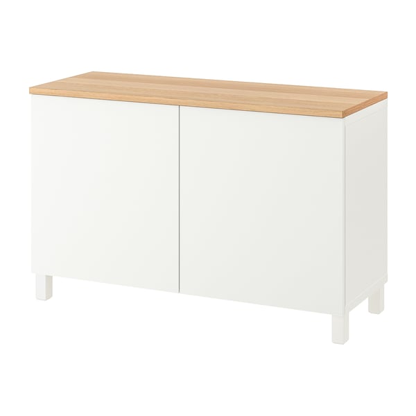 STÅ, vitt sideboard med träskiva. Den har två dörrar och står på fyra fyrkantiga ben.