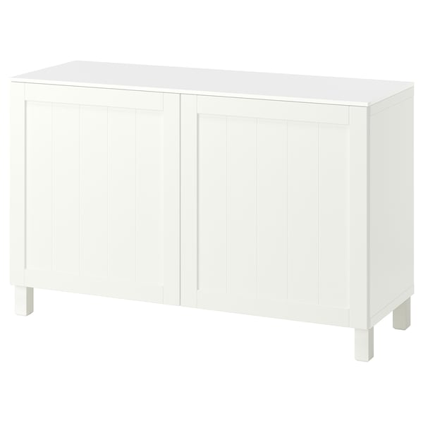 En ikea BESTÅ vit skänk med vertikal paneldesign och rektangulär form.