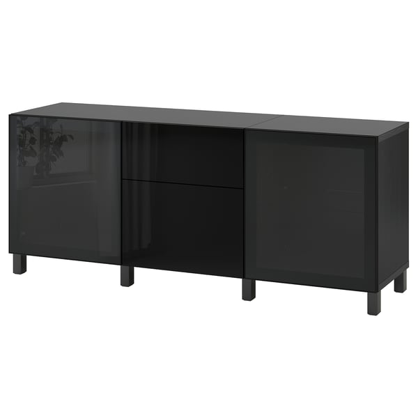 Ett svart BESTÅ-sideboard med glasdörrar och lådor. Modern, rektangulär design erbjuder gott om förvaring.