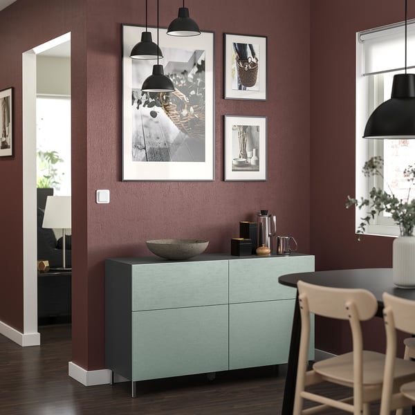 Modern mat: vinröda väggar, trästolar, förvaring i blågrönt, inredning, hängande lampor.