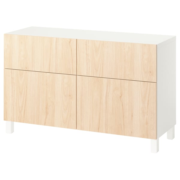 Vitt BESTÅ sideboard med ljusa trädörrar, rektangulär form, minimalistisk design. Fyra dörrar, två hyllor inuti.