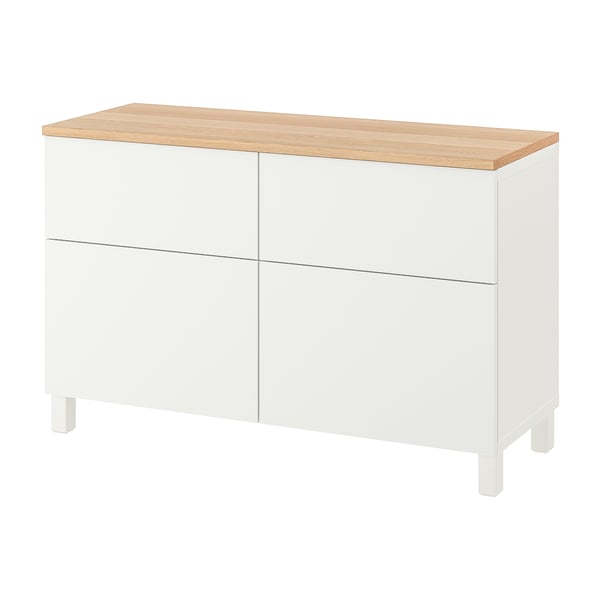 Ett vitt BESTÅ sideboard med en skiva i trä och två lådor. Den har en modern, minimalistisk design med rena linjer och lätta ben.