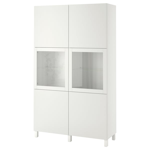 Vitt BESTÅ-skåp med fyra dörrar och glasdisplayer, stående på vita ben.