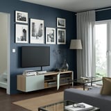 Modernt vardagsrum med tv-bänken BESTÅ, med justerbara hyllor, kabelhantering och en ren, luftig design med mjukstängande dörrar.