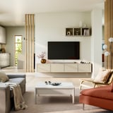 BESTÅ Tv-bänk med dörrar, vitlaserad ekeffekt/Krukmakare beige, 240x42x38 cm