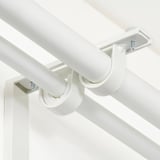 Gardinstångsfäste med halkskyddslister. Rymmer max 3 kg.