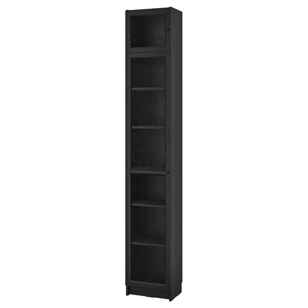 Hög, smal BILLY bokhylla i svart. Fem öppna hyllor, perfekta för förvaring eller visning av föremål. Modern design med trästruktur.