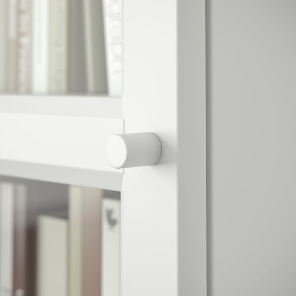 Vit BILLY bokhylla med runda knoppar, minimalistisk design.