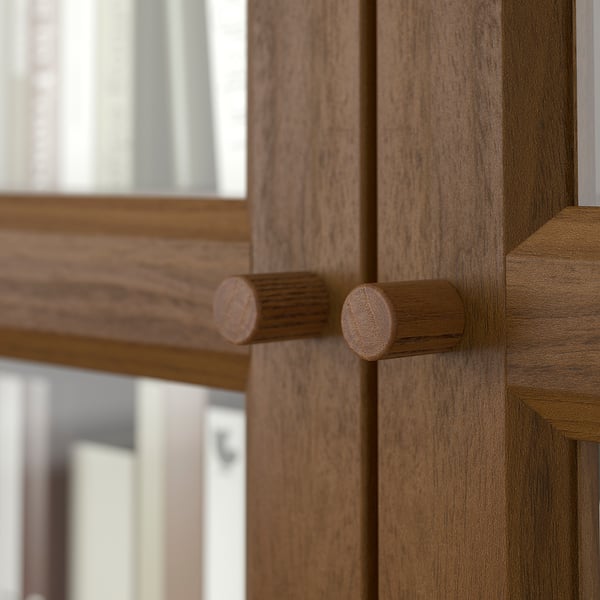 Närbild av BILLY bokhylla gångjärn, som visar högkvalitativa träknoppar och robust design.