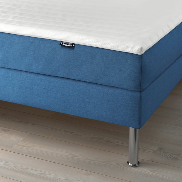 Närbild på sängen BLÅFJÄLLET med vadderad sänggavel, mjuk stoppning och pocketresårmadrass.