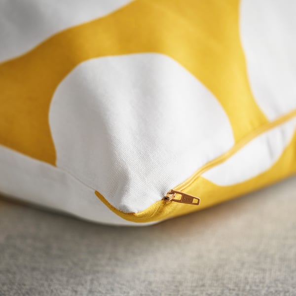 Gult kuddfodral med vita prickar, dragkedja av hög kvalitet, detalj i återvunnet tyg.