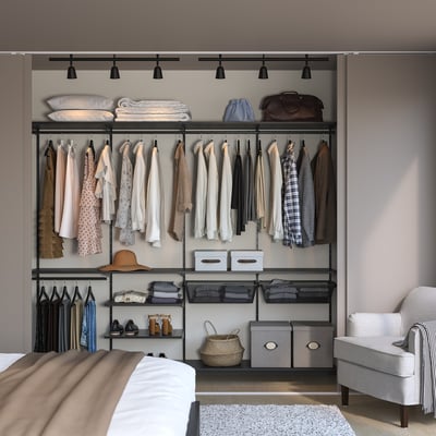 BOAXEL garderob med hyllor och korgar för kläder och accessoarer. Minimalistisk design.