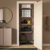 BOAXEL förvaring med sportutrustning, bagage och klädhängare bredvid dörren.