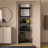 Svarta BOAXEL hyllor i garderob med lådor, sportutrustning, bagage, spegel och klädhängare.