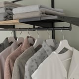 Garderob med justerbara hyllor och galgar som visar snyggt organiserade kläder.