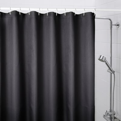 Svart BORSTALOE duschdraperi tillverkat av återvunnen polyester, med en strukturerad våffeldesign och täckning i full längd med kromade armaturer.