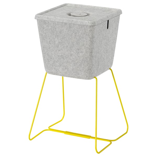 Grå filtkorg BRÄNNBOLL med gult stativ, lock och kabelhål för speltillbehör.