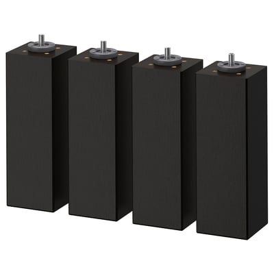 Fyra svarta, fyrkantiga träben med justerbara fötter. Modern, minimalistisk möbeldesign.