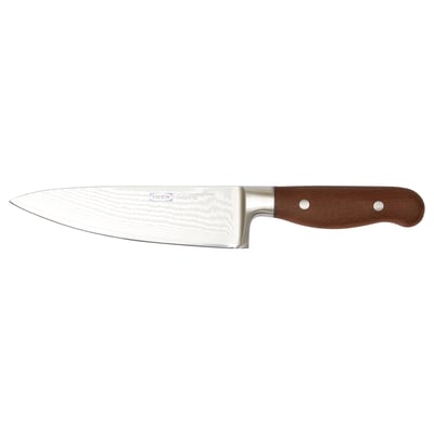 En BRILJERA damaskus kniv i rostfritt stål med trähandtag. Den har ett vasst, böjt blad och en robust design.