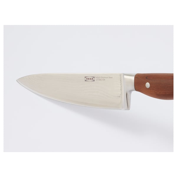 Närbild av en högkvalitativ kockkniv med trähandtag, vasst blad i rostfritt stål och märkesnamnet ikea ingraverat på den.
