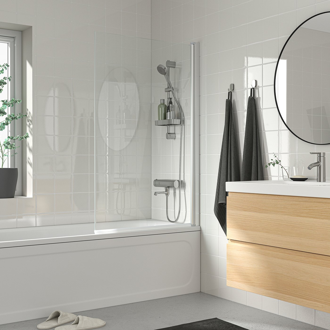 Modernt badrum med duschblandaren BROGRUND i silver, kommod i trä och växt.