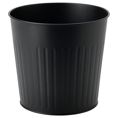 Svart cylindrisk metallkruka, räfflad design, galvaniserat stål med pulverlackering.