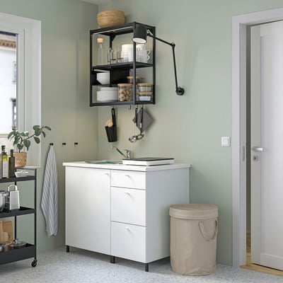 Liten, beige DIMPA sorteringspåse nära vit köksbänk, perfekt för tvätt eller avfall, med beige lock och handtag.