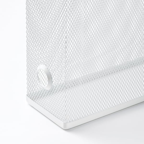 Tidningshållare i vit metallmesh med rundade kanter och utskuret handtag för enkel transport. Modern och funktionell design.