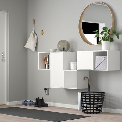Modern entré med EKET förvaring, spegel och parasoll.