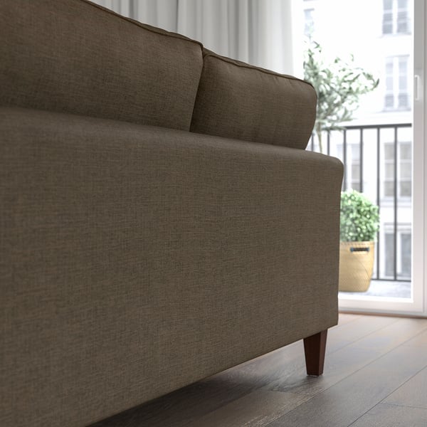 Modern soffa med mörkbrunt tyg, eleganta linjer och träben, vilket förbättrar komfort och elegans.