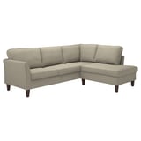 Modern l-formad EKHOLMA soffa i ljusgrå, stilren design med träben.