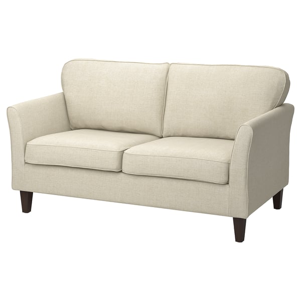 En kärlekssits i ljusbeige tyg. Soffan har en enkel, böjd design med avtagbara, tvättbara överdrag och mörka träben.