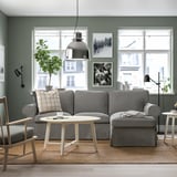 Modernt vardagsrum med grå EKTORP soffa, stort fönster, naturligt ljus, vibe växt, minimalistisk inredning. Soffan passar perfekt under stora fönster.