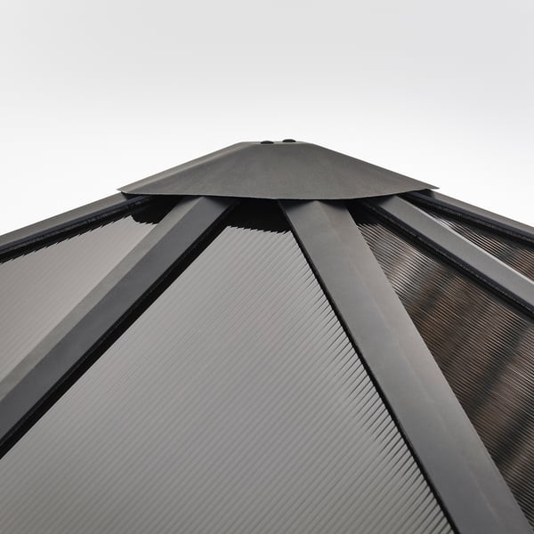 Svart paviljong med räfflade, strukturerade paneler och pulverlackerad stålram, som visar upp modern design och hållbarhet.