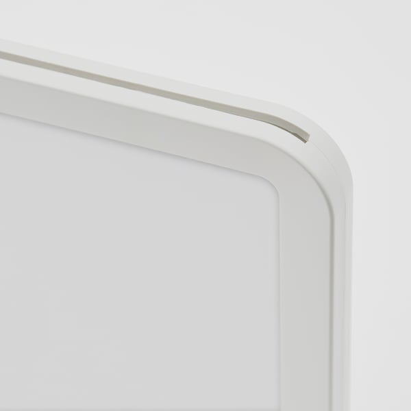 Fotoram i vit plast med rundade kanter som visar minimalistisk design.