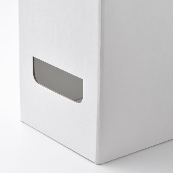 En elegant vit tidskriftsmapp med ett robust metallhandtag, perfekt utformad för att organisera papper och tidskrifter.