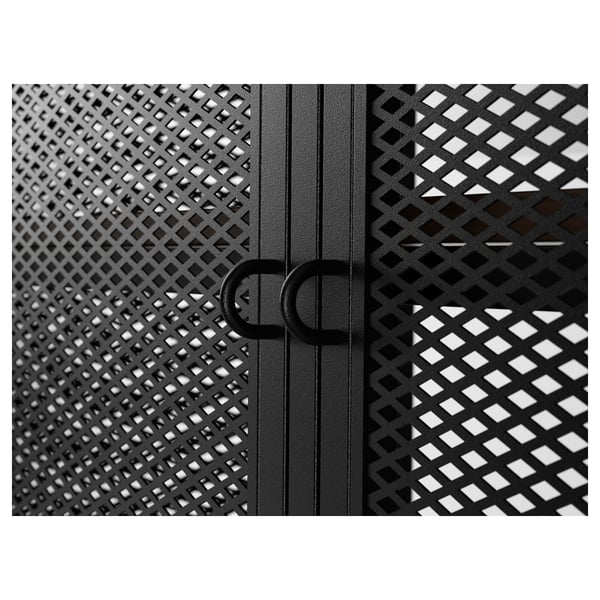 Svart tv-ställ i industriell stil med perforerade metallpaneler och robusta handtag, som visar upp högkvalitativt hantverk och modern design.