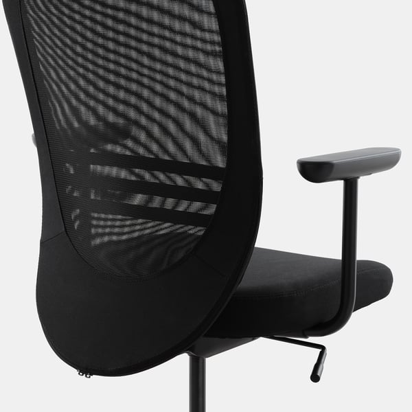 Kontorsstol i svart mesh med justerbara armstöd, ergonomiskt utformad för komfort och stöd.