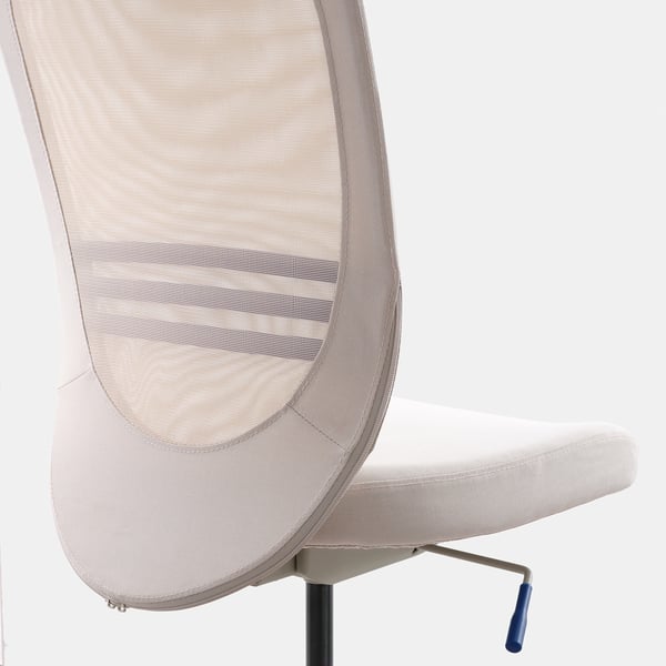 Ergonomisk kontorsstol med rygg och sits i mesh, stödjande design, blå armstödsdetalj.