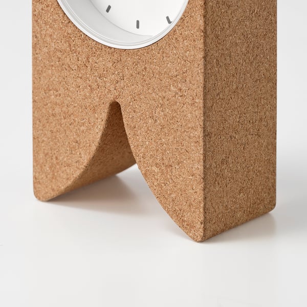 Modern tyst klocka i naturlig kork, minimalistisk design.
