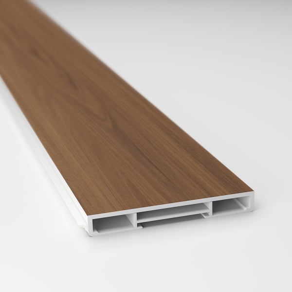 Plastsockel i trälook med elegant, slät finish och robust design.