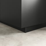 Svart köksskåpssockel, snyggt täckande golvgap, vilket ger en ren finish.