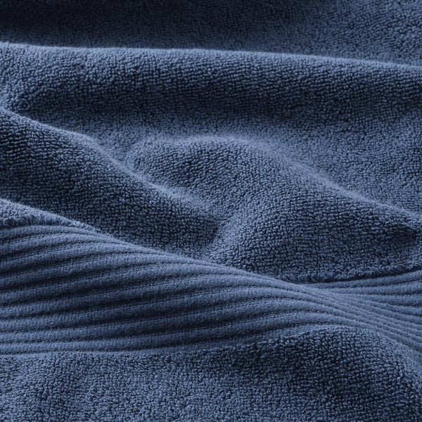 Tjock marinblå handduk, mjuk med detaljerat vävmönster.