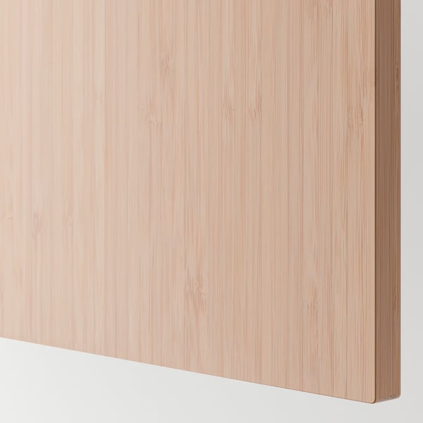 Närbild av slät, naturlig bambuträpanel med fin kornstruktur, ljus beige ton.