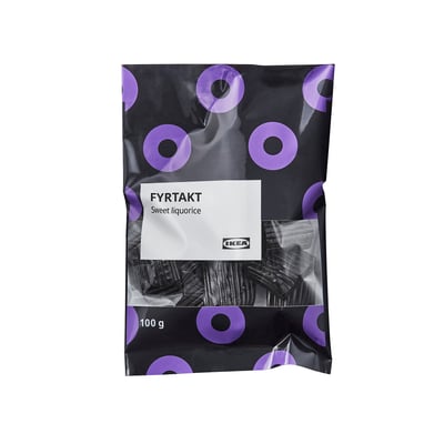 Paket med FYRTAKT sötlakritsgodis från IKEA.