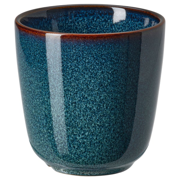 Oceanblå mugg i stengods, gyllenbrun kant, cylindrisk form, texturerad glasyr. Ikea GLADELIG serie.